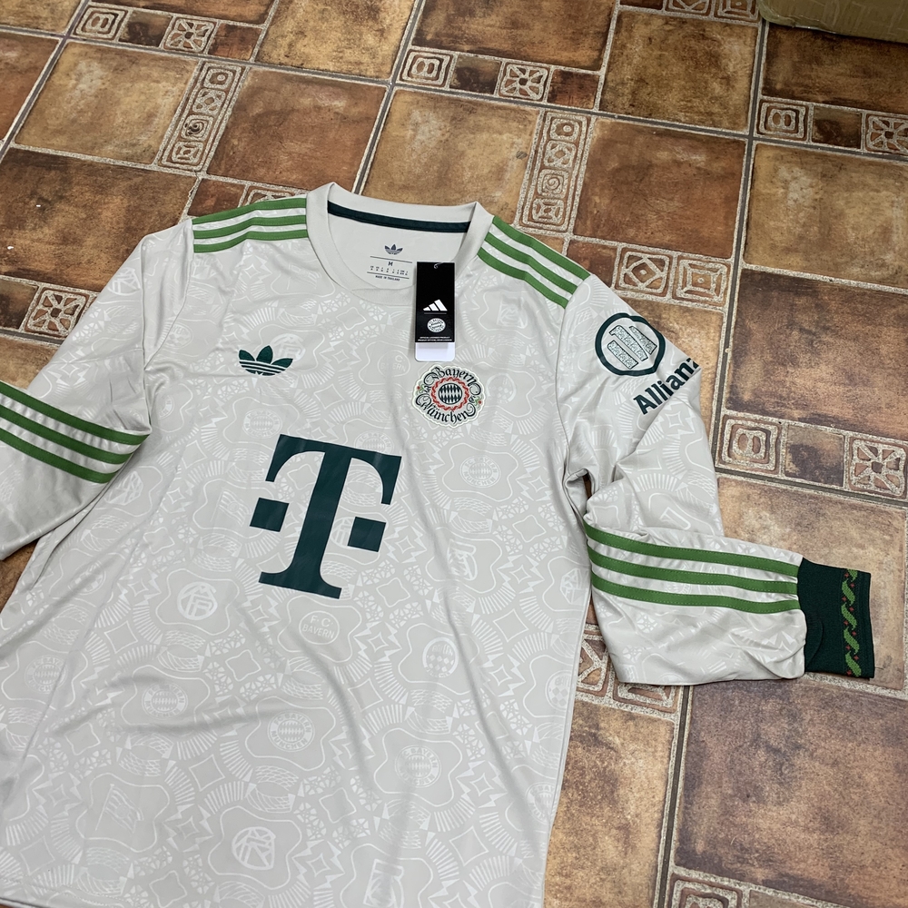 adidas Originals Bayern Munich 2025/26 Oktoberfest Long Sleeve Jersey Size M - Picture 2 of 7